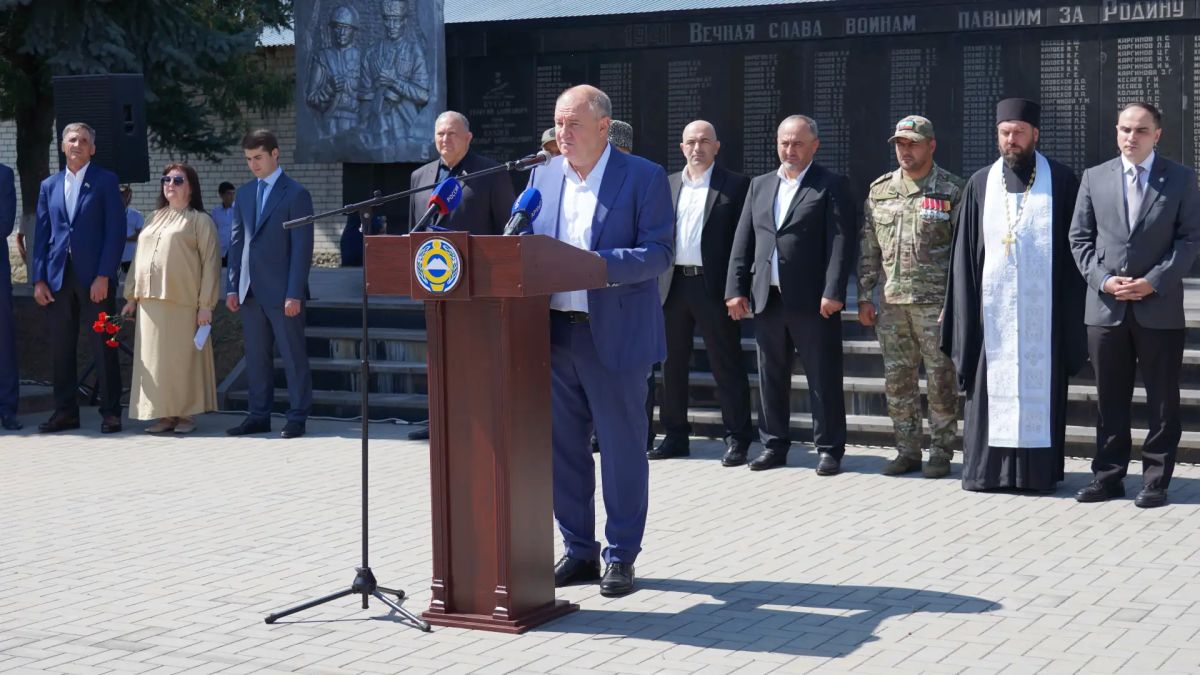В День солидарности в борьбе с терроризмом Председатель Народного Собрания КЧР Александр Иванов и депутаты республиканского Парламента приняли участие в памятном митинге, который традиционно прошел в селе Коста-Хетагурова у... В День солидарности в борьбе с терроризмом Председатель Народного Собрания КЧР Александр Иванов и депутаты республиканского Парламента приняли участие в памятном митинге, который традиционно прошел в селе Коста-Хетагурова у...
