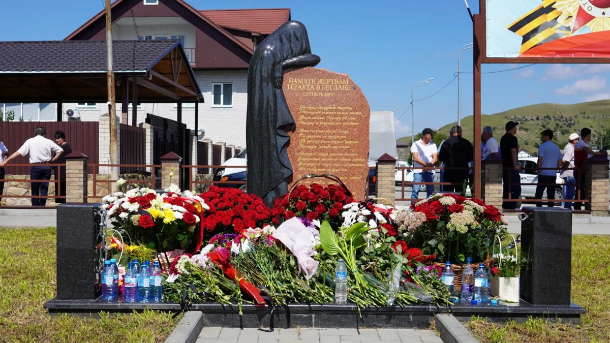В День солидарности в борьбе с терроризмом Председатель Народного Собрания КЧР Александр Иванов и депутаты республиканского Парламента приняли участие в памятном митинге, который традиционно прошел в селе Коста-Хетагурова у... В День солидарности в борьбе с терроризмом Председатель Народного Собрания КЧР Александр Иванов и депутаты республиканского Парламента приняли участие в памятном митинге, который традиционно прошел в селе Коста-Хетагурова у...