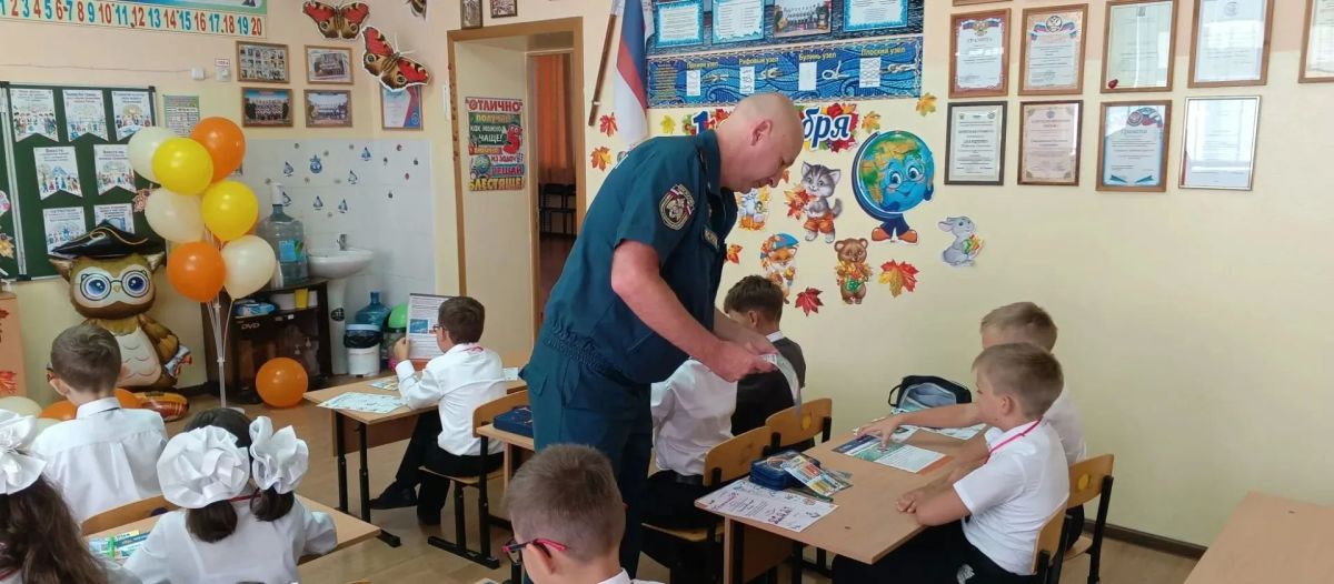 Сотрудники МЧС России провели с учениками кадетского класса «Юный водник» урок по безопасности Сотрудники МЧС России провели с учениками кадетского класса «Юный водник» урок по безопасности