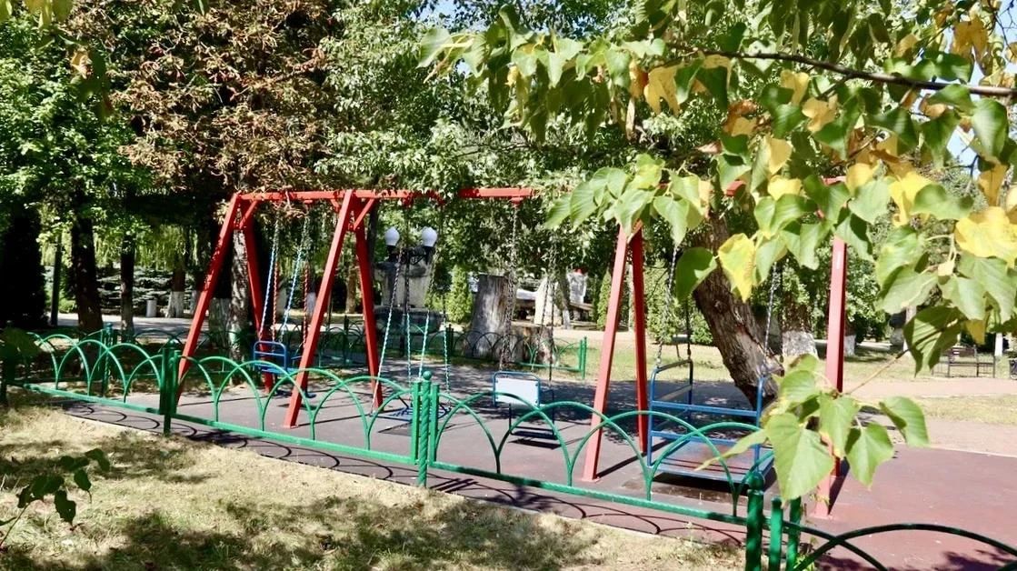 В парке «Зелёный остров» обновили «Аллею добра» перед Днём города В парке «Зелёный остров» обновили «Аллею добра» перед Днём города