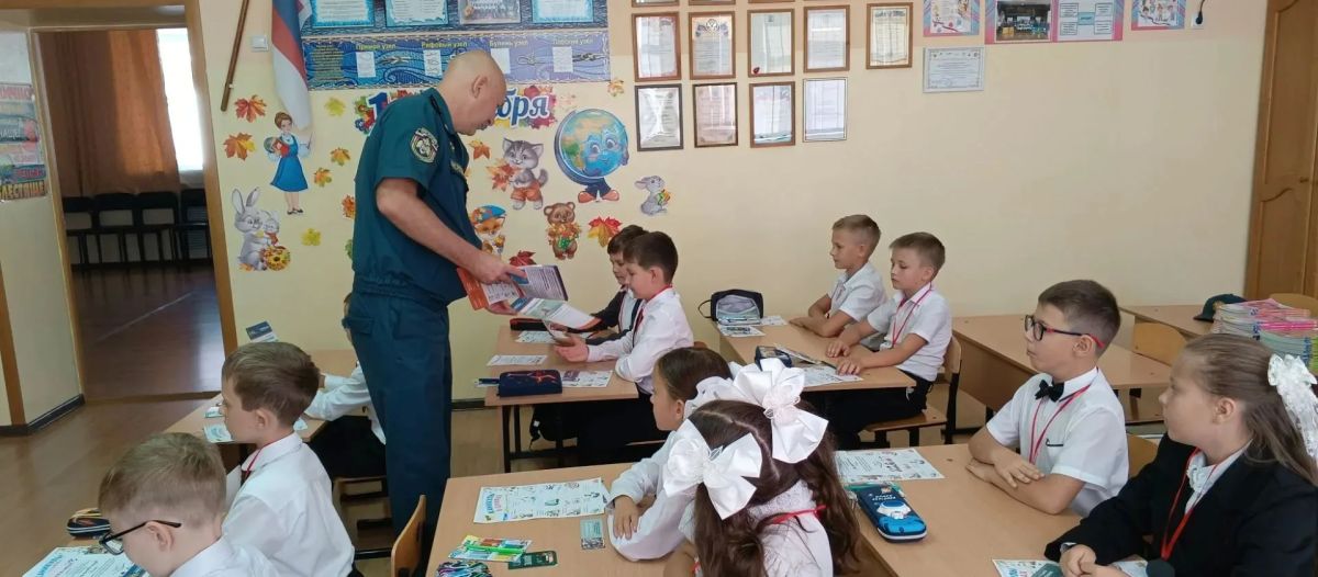 Сотрудники МЧС России провели с учениками кадетского класса «Юный водник» урок по безопасности Сотрудники МЧС России провели с учениками кадетского класса «Юный водник» урок по безопасности