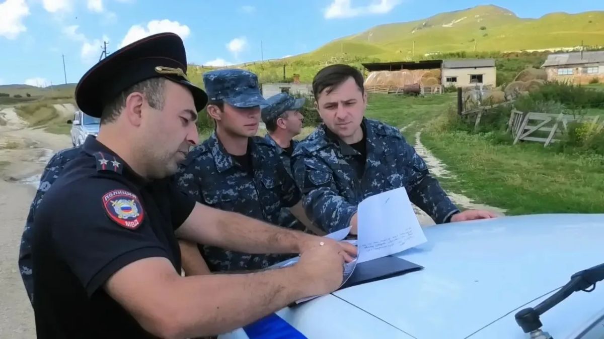 Сотрудники полиции в КЧР продолжают поиск трех жителей, пропавших без вести Сотрудники полиции в КЧР продолжают поиск трех жителей, пропавших без вести