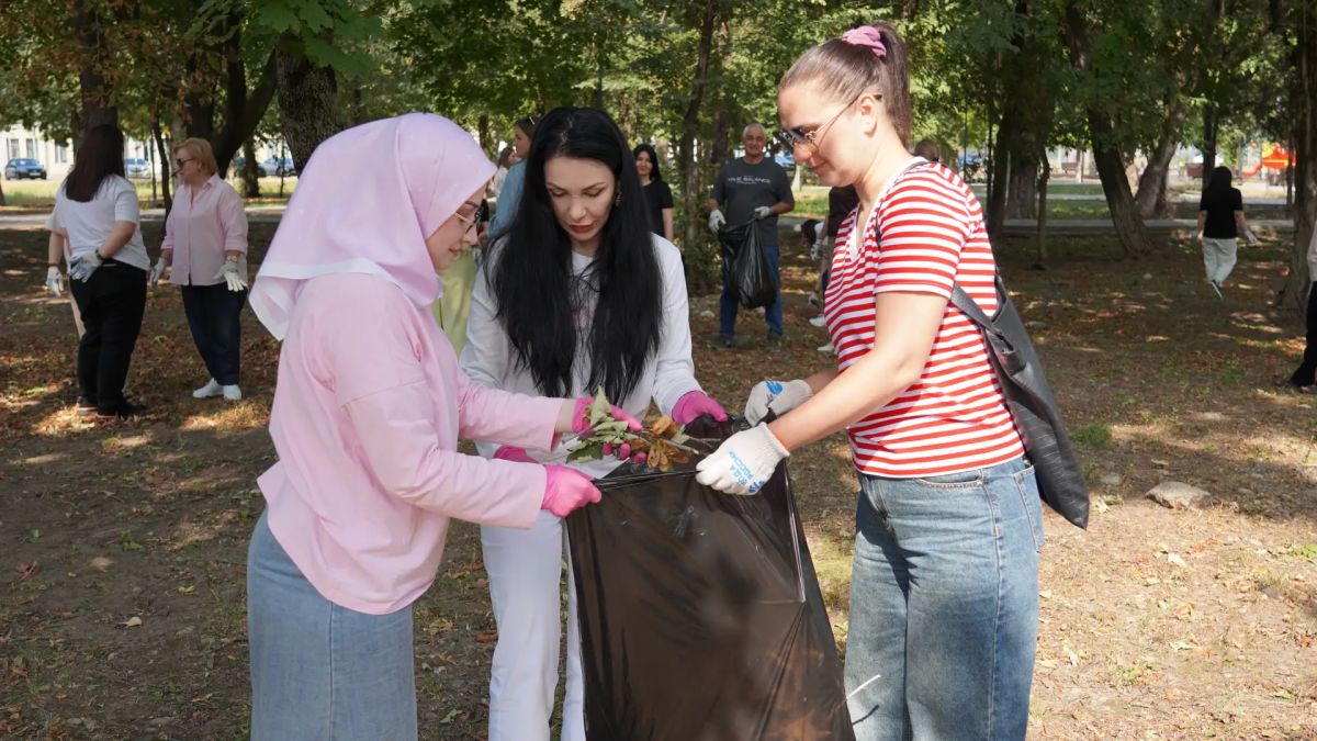 Депутаты и сотрудники Народного Собрания КЧР вышли на субботник в преддверии Дня республики и Дня города Черкесска Депутаты и сотрудники Народного Собрания КЧР вышли на субботник в преддверии Дня республики и Дня города Черкесска