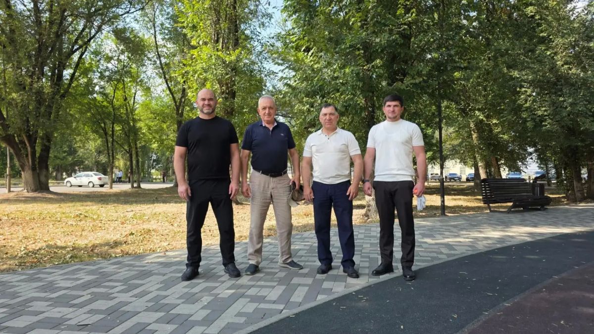 Депутаты и сотрудники Народного Собрания КЧР вышли на субботник в преддверии Дня республики и Дня города Черкесска Депутаты и сотрудники Народного Собрания КЧР вышли на субботник в преддверии Дня республики и Дня города Черкесска