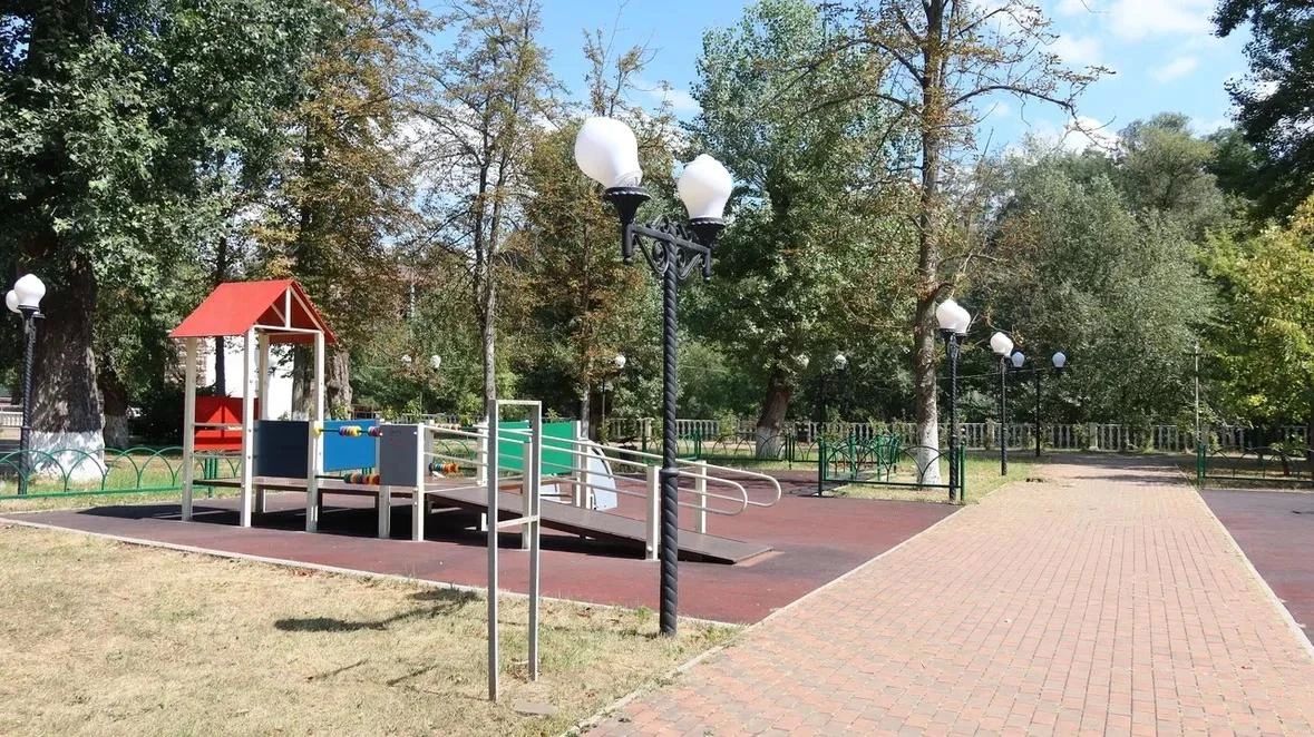 В парке «Зелёный остров» обновили «Аллею добра» перед Днём города В парке «Зелёный остров» обновили «Аллею добра» перед Днём города