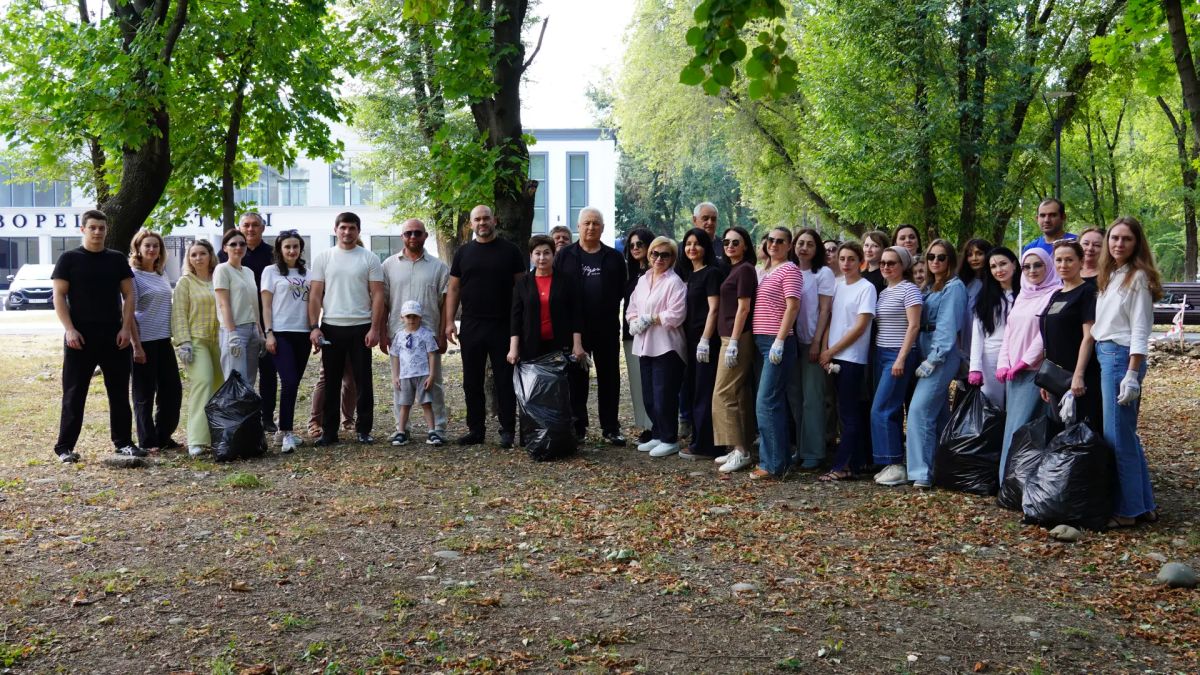 Депутаты и сотрудники Народного Собрания КЧР вышли на субботник в преддверии Дня республики и Дня города Черкесска Депутаты и сотрудники Народного Собрания КЧР вышли на субботник в преддверии Дня республики и Дня города Черкесска