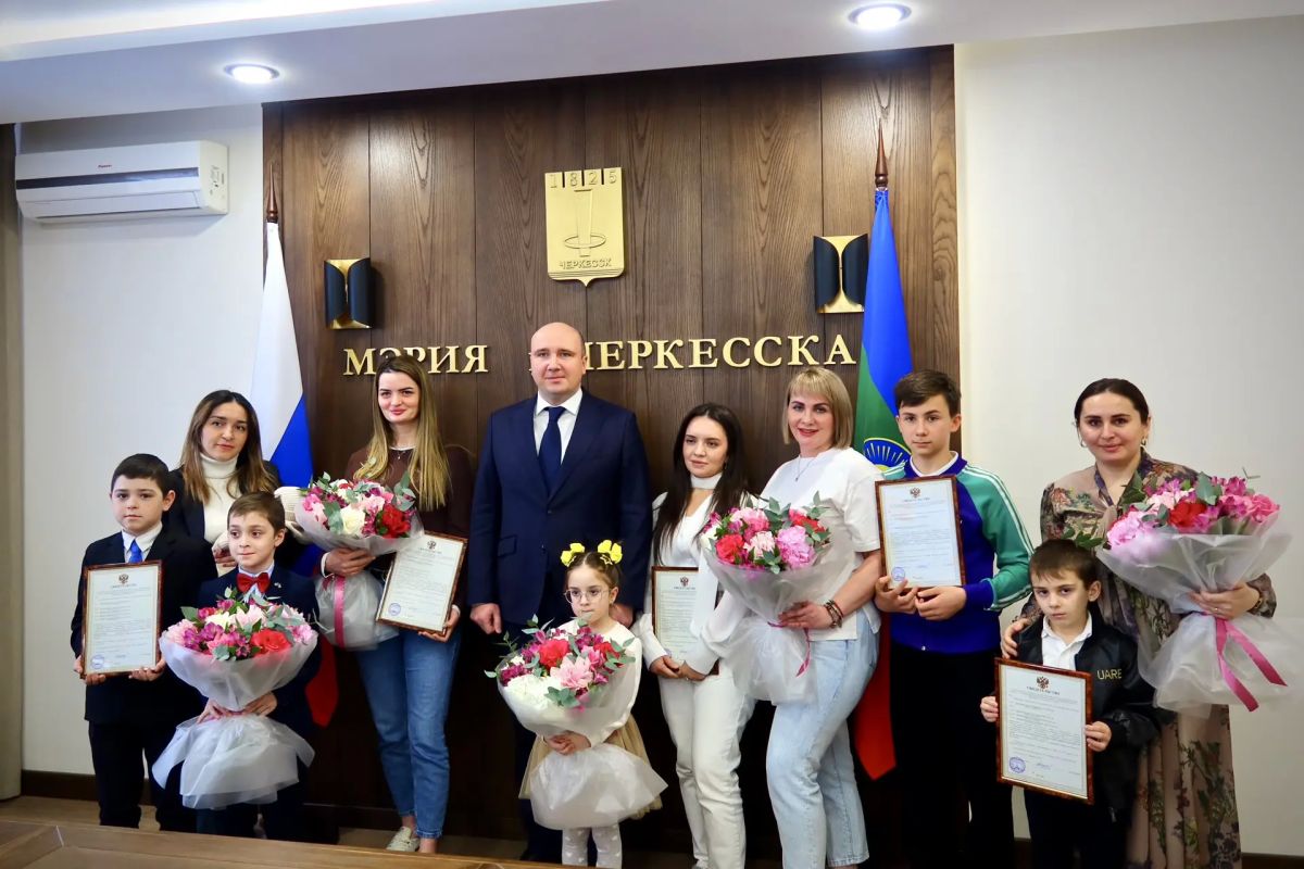 Алексей Баскаев: Дорогие земляки! От всего сердца поздравляю вас с Днем Карачаево-Черкесии и Днем города Черкесска! Алексей Баскаев: Дорогие земляки! От всего сердца поздравляю вас с Днем Карачаево-Черкесии и Днем города Черкесска!