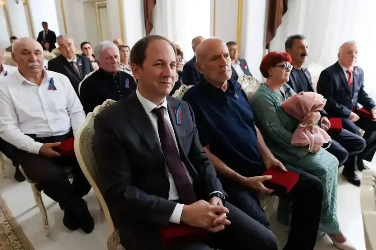 Рашид Темрезов вручил награды жителям КЧР Рашид Темрезов вручил награды жителям КЧР