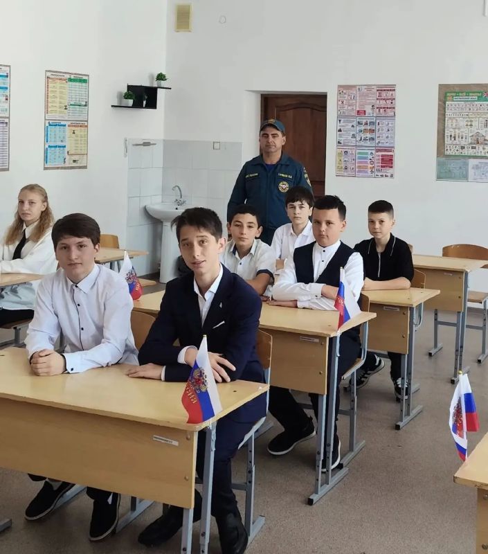 В школах Малокарачаевского и Прикубанского районов сотрудники МЧС России провели уроки по безопасности В школах Малокарачаевского и Прикубанского районов сотрудники МЧС России провели уроки по безопасности
