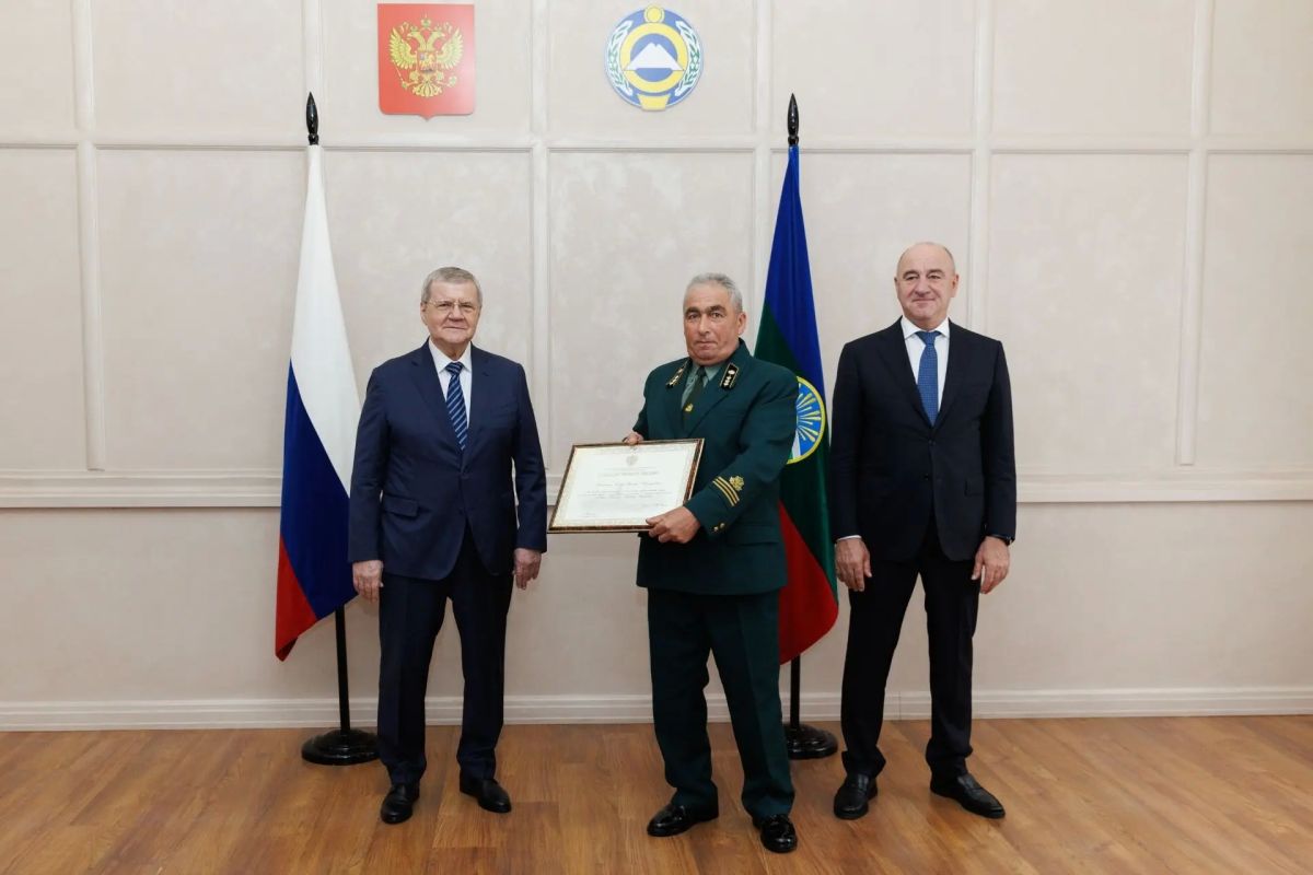 В Черкесске полномочный представитель Президента Российской Федерации в Северо-Кавказском федеральном округе Юрий Чайка вручил Благодарственные письма жителям Карачаево-Черкесии, внесшим весомый вклад в... В Черкесске полномочный представитель Президента Российской Федерации в Северо-Кавказском федеральном округе Юрий Чайка вручил Благодарственные письма жителям Карачаево-Черкесии, внесшим весомый вклад в...