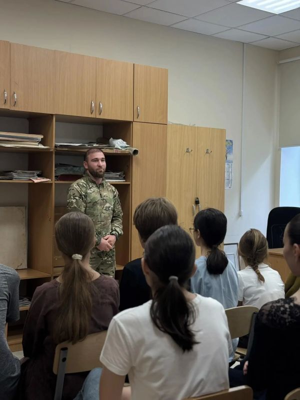 В художественной школе прошёл урок мужества с ветераном СВО В художественной школе прошёл урок мужества с ветераном СВО