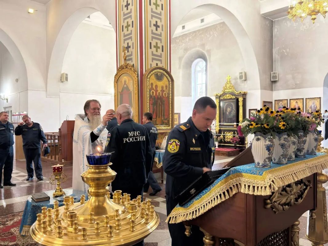 Пожарные и спасатели Карачаево-Черкесии приняли участие в молебне в честь иконы Богородицы «Неопалимая Купина» Пожарные и спасатели Карачаево-Черкесии приняли участие в молебне в честь иконы Богородицы «Неопалимая Купина»