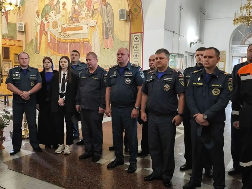 Пожарные и спасатели Карачаево-Черкесии приняли участие в молебне в честь иконы Богородицы «Неопалимая Купина» Пожарные и спасатели Карачаево-Черкесии приняли участие в молебне в честь иконы Богородицы «Неопалимая Купина»