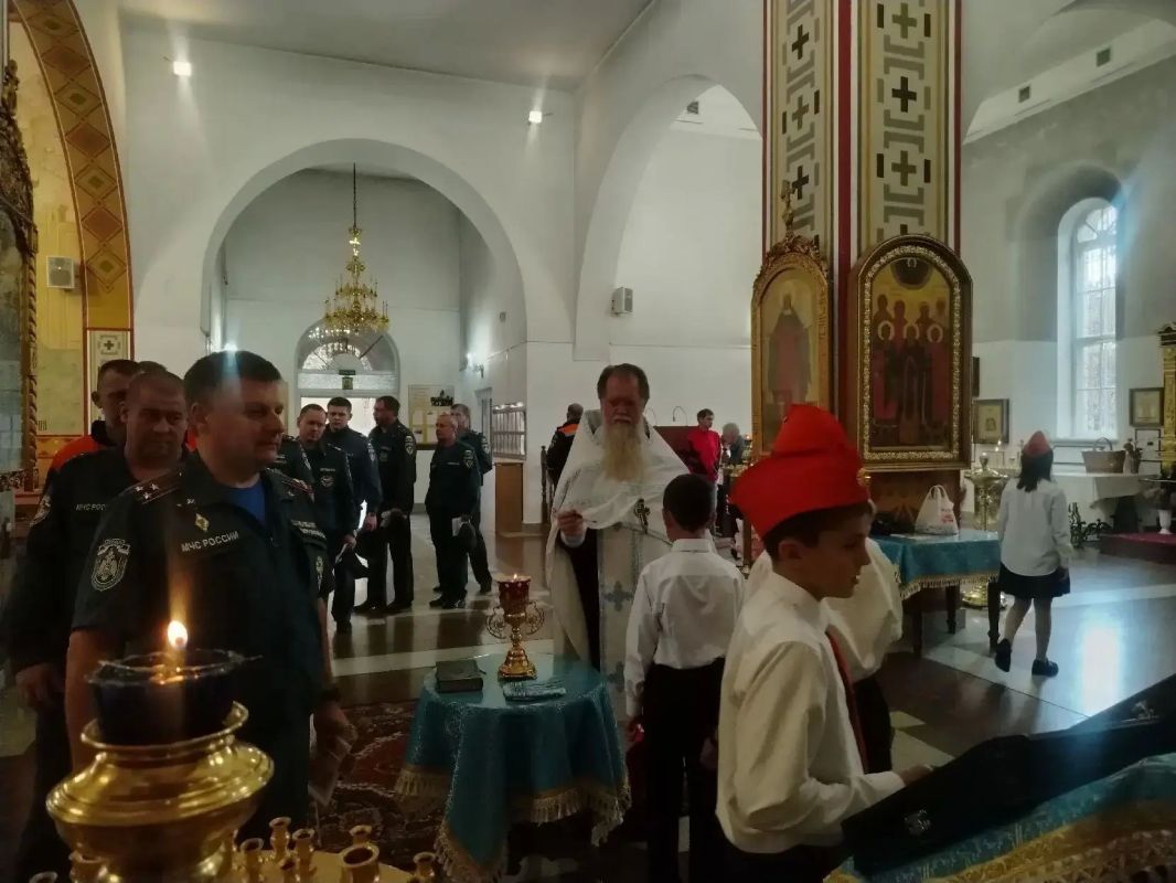 Пожарные и спасатели Карачаево-Черкесии приняли участие в молебне в честь иконы Богородицы «Неопалимая Купина» Пожарные и спасатели Карачаево-Черкесии приняли участие в молебне в честь иконы Богородицы «Неопалимая Купина»