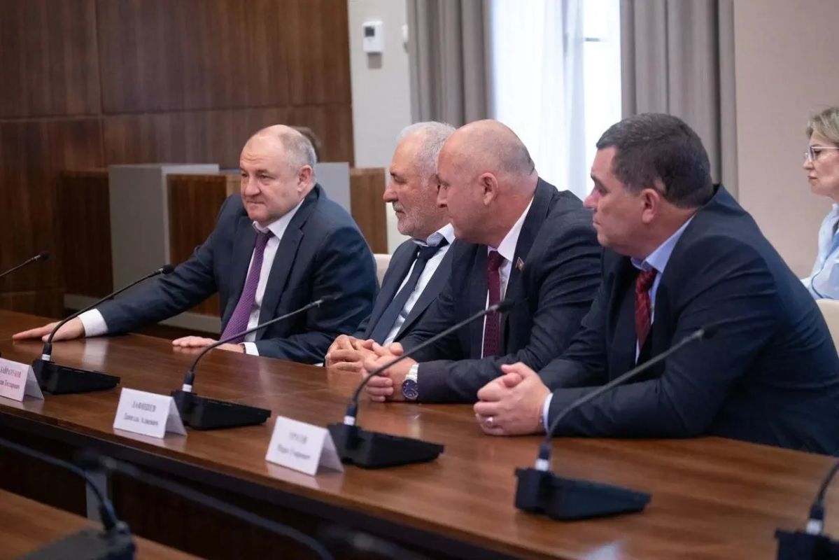 Сегодня Глава Карачаево-Черкесии Рашид Темрезов в качестве кандидата на должность Главы Республики провел рабочие встречи с фракциями политических партий Народного Собрания КЧР Сегодня Глава Карачаево-Черкесии Рашид Темрезов в качестве кандидата на должность Главы Республики провел рабочие встречи с фракциями политических партий Народного Собрания КЧР