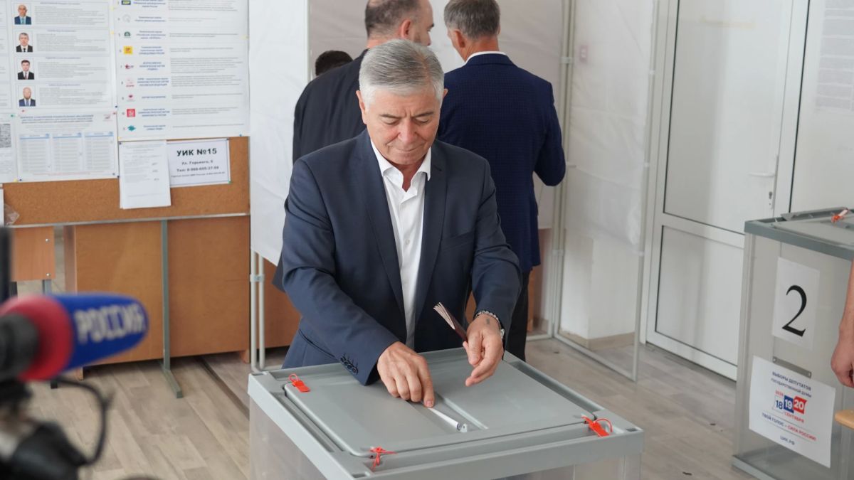 Спикер НС КЧР Александр Иванов, депутаты и сотрудники Аппарата приняли участие в Едином дне голосования Спикер НС КЧР Александр Иванов, депутаты и сотрудники Аппарата приняли участие в Едином дне голосования