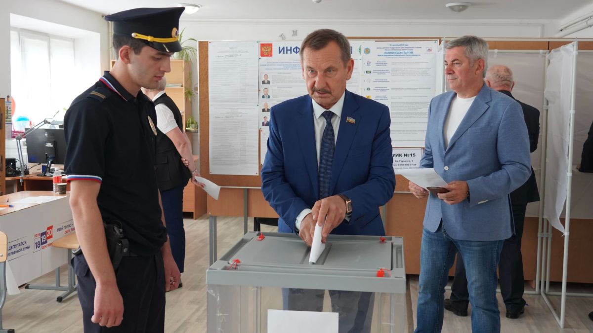 Спикер НС КЧР Александр Иванов, депутаты и сотрудники Аппарата приняли участие в Едином дне голосования Спикер НС КЧР Александр Иванов, депутаты и сотрудники Аппарата приняли участие в Едином дне голосования