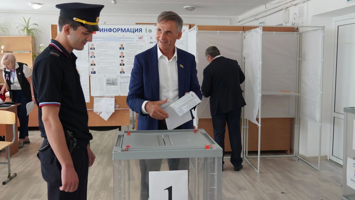 Спикер НС КЧР Александр Иванов, депутаты и сотрудники Аппарата приняли участие в Едином дне голосования Спикер НС КЧР Александр Иванов, депутаты и сотрудники Аппарата приняли участие в Едином дне голосования