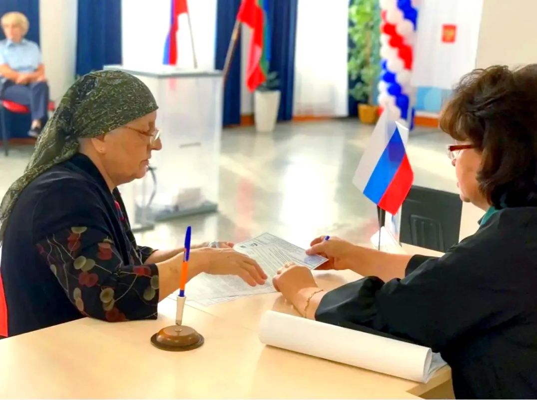 Представители старшего поколения традиционно активны, одними из первых сегодня посетили избирательные участки Карачаево-Черкесии и реализовали свое активное избирательное право, подавая пример для молодёжи Представители старшего поколения традиционно активны, одними из первых сегодня посетили избирательные участки Карачаево-Черкесии и реализовали свое активное избирательное право, подавая пример для молодёжи