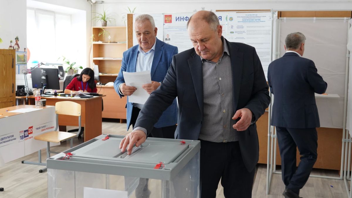 Спикер НС КЧР Александр Иванов, депутаты и сотрудники Аппарата приняли участие в Едином дне голосования Спикер НС КЧР Александр Иванов, депутаты и сотрудники Аппарата приняли участие в Едином дне голосования