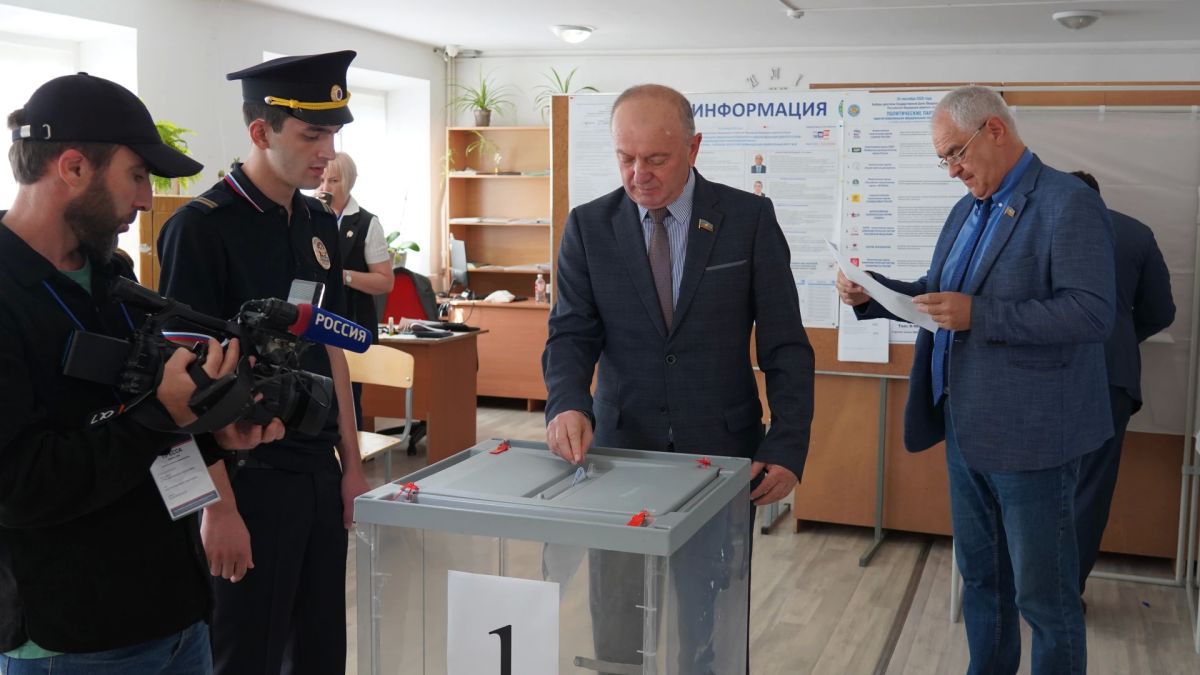 Спикер НС КЧР Александр Иванов, депутаты и сотрудники Аппарата приняли участие в Едином дне голосования Спикер НС КЧР Александр Иванов, депутаты и сотрудники Аппарата приняли участие в Едином дне голосования