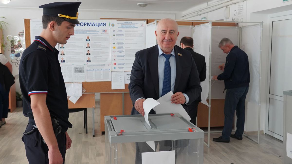 Спикер НС КЧР Александр Иванов, депутаты и сотрудники Аппарата приняли участие в Едином дне голосования Спикер НС КЧР Александр Иванов, депутаты и сотрудники Аппарата приняли участие в Едином дне голосования