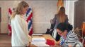 Мама - пример во всем!. Многодетная мама Мария Кодратенко пришла на свой участок с дочерями - старшей Ксенией и маленькой Дарьей