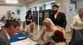 СЕМЬЯ НАЧИНАЕТСЯ С ВЫБОРА. Стало привычной традицией, когда после церемонии бракосочетания молодожёны направляются прямо в свадебных нарядах на избирательный участок