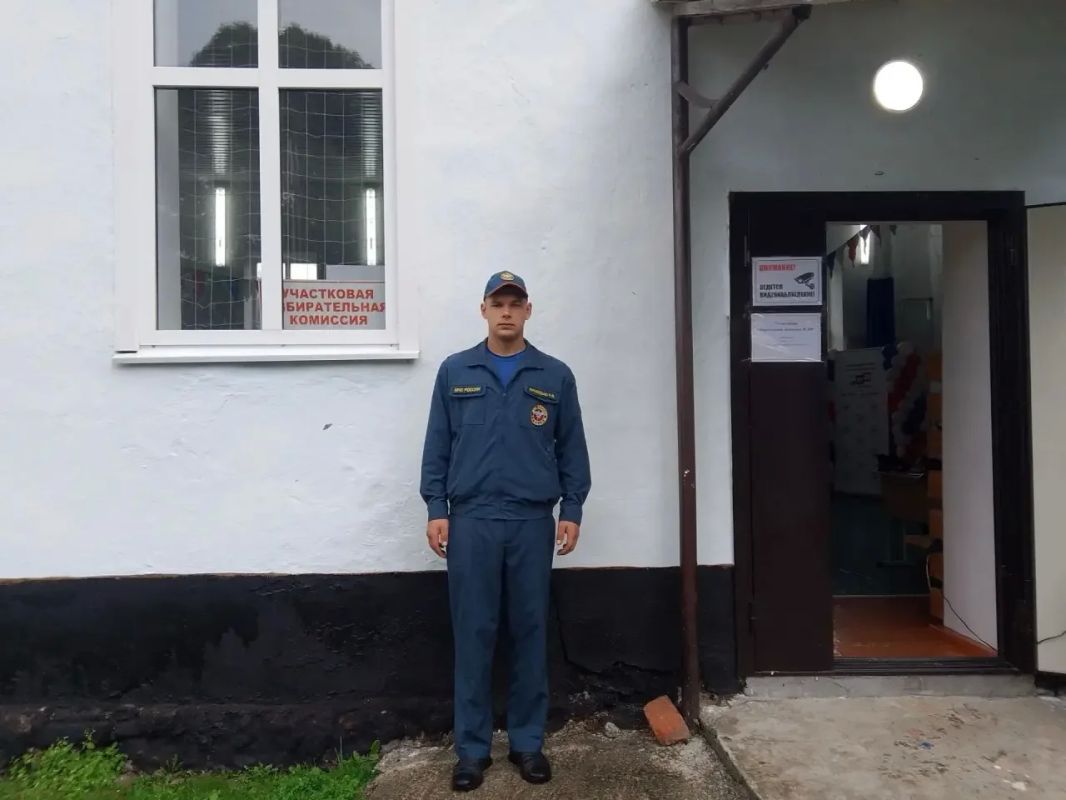 В дни голосования сотрудники МЧС России обеспечивали пожарную безопасность избирательных участков В дни голосования сотрудники МЧС России обеспечивали пожарную безопасность избирательных участков