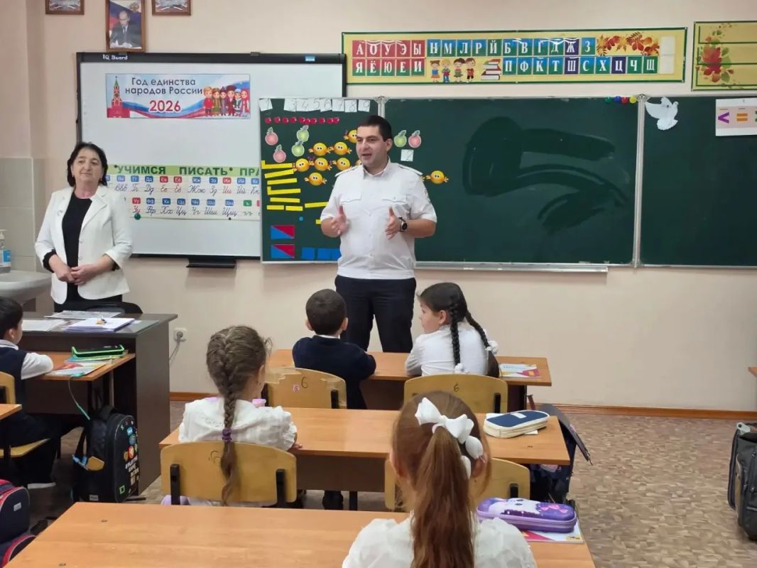 В рамках Всероссийской недели безопасности дорожного движения сотрудники Госавтоинспекции МО МВД России «Карачаевский» провели профилактическую беседу с учениками общеобразовательной №1 г. Карачаевска В рамках Всероссийской недели безопасности дорожного движения сотрудники Госавтоинспекции МО МВД России «Карачаевский» провели профилактическую беседу с учениками общеобразовательной №1 г. Карачаевска
