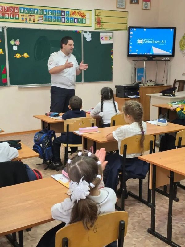 Инспектор по пропаганде безопасности дорожного движения ОГИБДД Межмуниципального отдела МВД России «Карачаевский» провел профилактическую беседу с учениками МБОУ «СШ №1» г. Карачаевска Инспектор по пропаганде безопасности дорожного движения ОГИБДД Межмуниципального отдела МВД России «Карачаевский» провел профилактическую беседу с учениками МБОУ «СШ №1» г. Карачаевска
