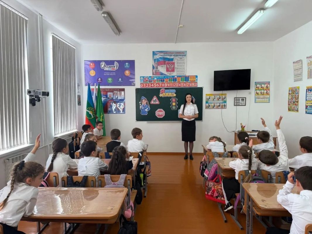 В рамках Единого дня безопасности дорожного движения инспектор по пропаганде безопасности дорожного движения МО МВД России «Хабезский» провела профилактическую беседу с учениками 1го класса СОШ а. АлиБердуковский им.... В рамках Единого дня безопасности дорожного движения инспектор по пропаганде безопасности дорожного движения МО МВД России «Хабезский» провела профилактическую беседу с учениками 1го класса СОШ а. АлиБердуковский им....