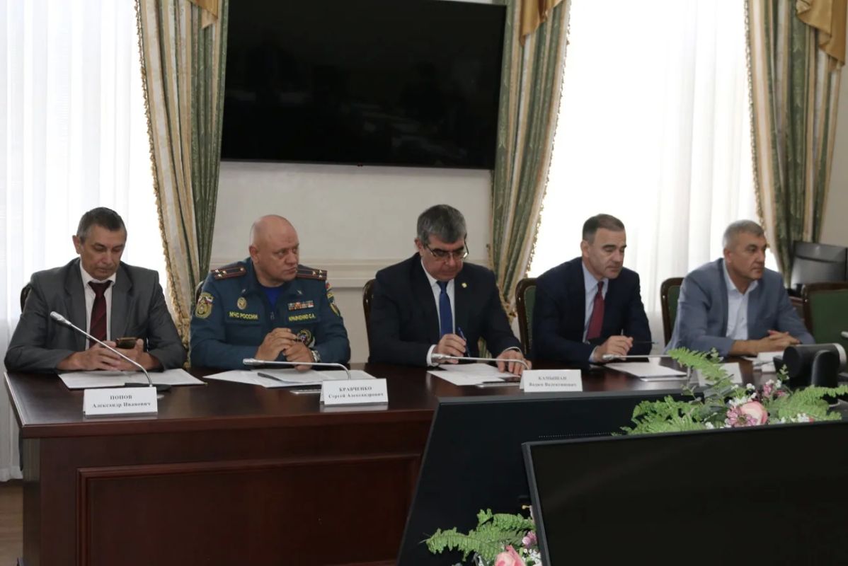 Сегодня в Доме Правительства КЧР состоялось заседание Комиссии по предупреждению и ликвидации чрезвычайных ситуаций и обеспечению пожарной безопасности (КЧС и ОПБ) Сегодня в Доме Правительства КЧР состоялось заседание Комиссии по предупреждению и ликвидации чрезвычайных ситуаций и обеспечению пожарной безопасности (КЧС и ОПБ)
