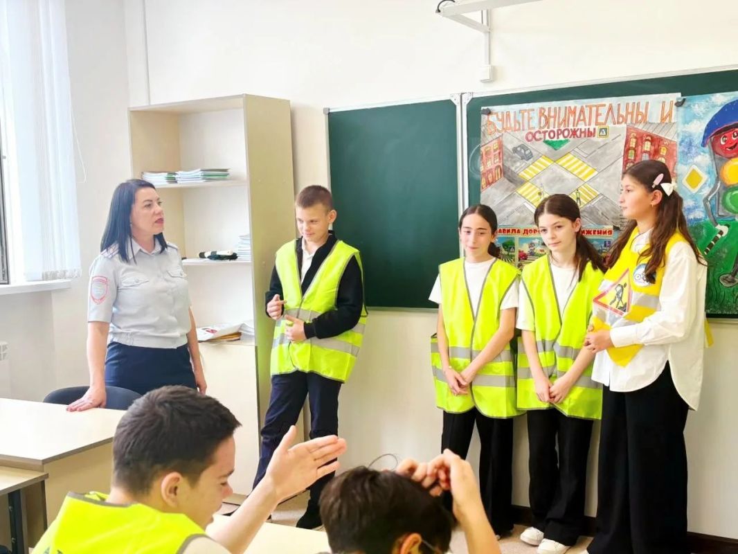 В рамках Единого дня безопасности инспектором по пропаганде безопасности дорожного движения Отдела МВД России по г. Черкесску в Гимназии № 17 проведена профилактическая беседа с юными инспекторами движения, посвящённая... В рамках Единого дня безопасности инспектором по пропаганде безопасности дорожного движения Отдела МВД России по г. Черкесску в Гимназии № 17 проведена профилактическая беседа с юными инспекторами движения, посвящённая...