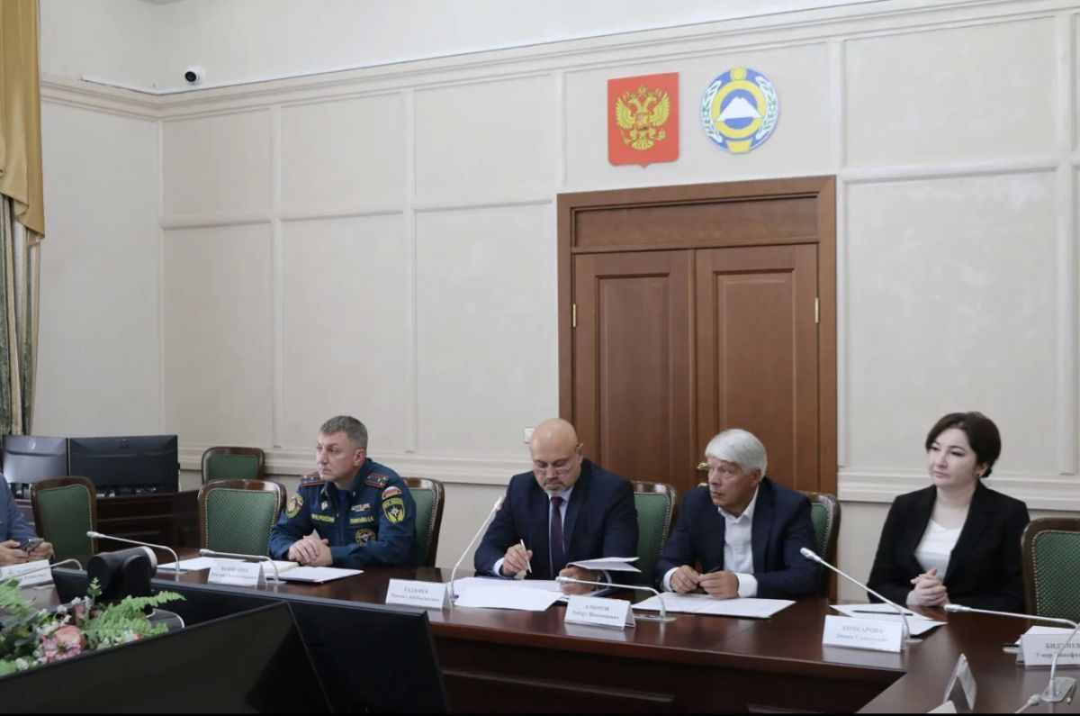Сегодня в Доме Правительства КЧР состоялось заседание Комиссии по предупреждению и ликвидации чрезвычайных ситуаций и обеспечению пожарной безопасности (КЧС и ОПБ) Сегодня в Доме Правительства КЧР состоялось заседание Комиссии по предупреждению и ликвидации чрезвычайных ситуаций и обеспечению пожарной безопасности (КЧС и ОПБ)