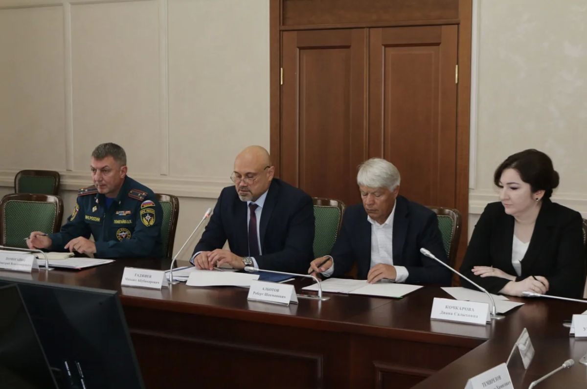 Сегодня в Доме Правительства КЧР состоялось заседание Комиссии по предупреждению и ликвидации чрезвычайных ситуаций и обеспечению пожарной безопасности (КЧС и ОПБ) Сегодня в Доме Правительства КЧР состоялось заседание Комиссии по предупреждению и ликвидации чрезвычайных ситуаций и обеспечению пожарной безопасности (КЧС и ОПБ)