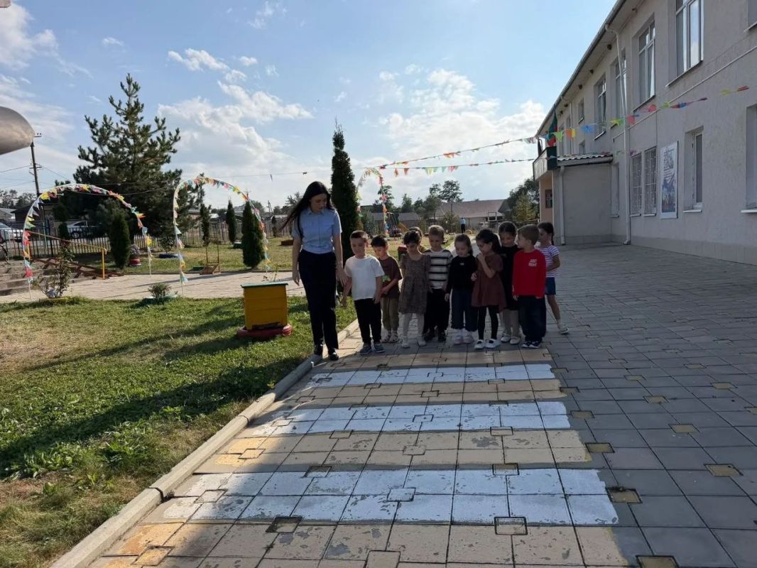 В МБДОУ «Детский сад «Дыгъэ» а. Жако» в рамках Недели безопасности дорожного движения прошла встреча с инспектором ОГИБДД МО МВД России «Хабезский» В МБДОУ «Детский сад «Дыгъэ» а. Жако» в рамках Недели безопасности дорожного движения прошла встреча с инспектором ОГИБДД МО МВД России «Хабезский»