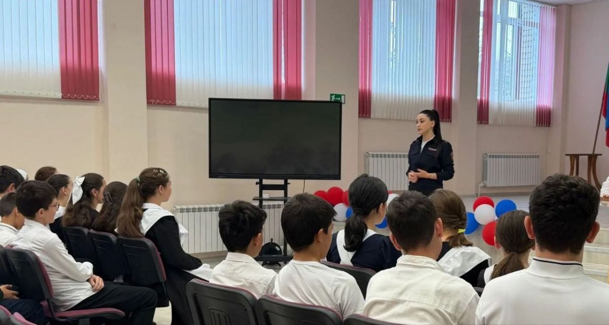 В рамках Недели безопасности дорожного движения инспектор по пропаганде безопасности дорожного движения Госавтоинспекции МО МВД России «Хабезский» провела профилактическую беседу с учениками МБОУ «СОШ а. Малый Зеленчук имени... В рамках Недели безопасности дорожного движения инспектор по пропаганде безопасности дорожного движения Госавтоинспекции МО МВД России «Хабезский» провела профилактическую беседу с учениками МБОУ «СОШ а. Малый Зеленчук имени...