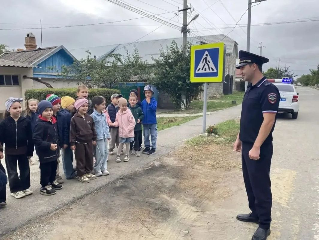 В рамках Недели безопасности дорожного движения инспектор по пропаганде безопасности дорожного движения Госавтоинспекции МО МВД России «Хабезский» провела профилактическую беседу с учениками МБОУ «СОШ а. Малый Зеленчук имени... В рамках Недели безопасности дорожного движения инспектор по пропаганде безопасности дорожного движения Госавтоинспекции МО МВД России «Хабезский» провела профилактическую беседу с учениками МБОУ «СОШ а. Малый Зеленчук имени...