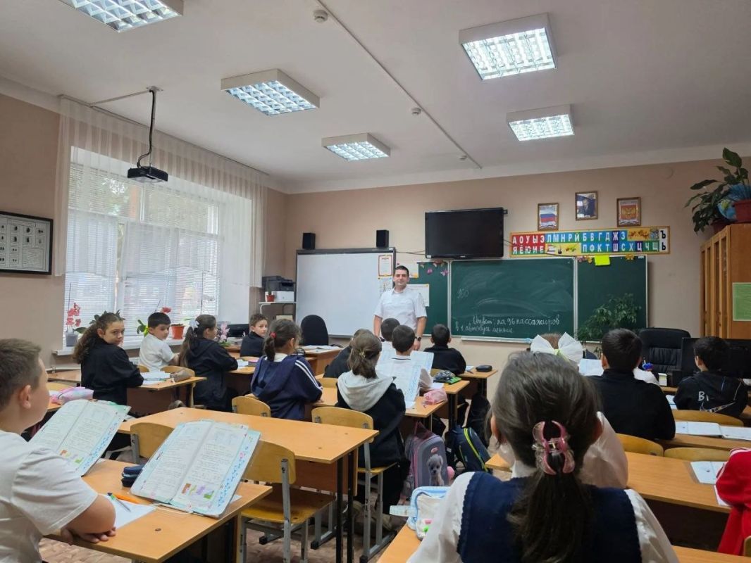Инспектор по пропаганде безопасности дорожного движения ОГИБДД Межмуниципального отдела МВД России «Карачаевский» провел профилактическую беседу с учащимися МКОУ СШ №1 г. Карачаевска на тему: «Основы безопасности дорожного... Инспектор по пропаганде безопасности дорожного движения ОГИБДД Межмуниципального отдела МВД России «Карачаевский» провел профилактическую беседу с учащимися МКОУ СШ №1 г. Карачаевска на тему: «Основы безопасности дорожного...