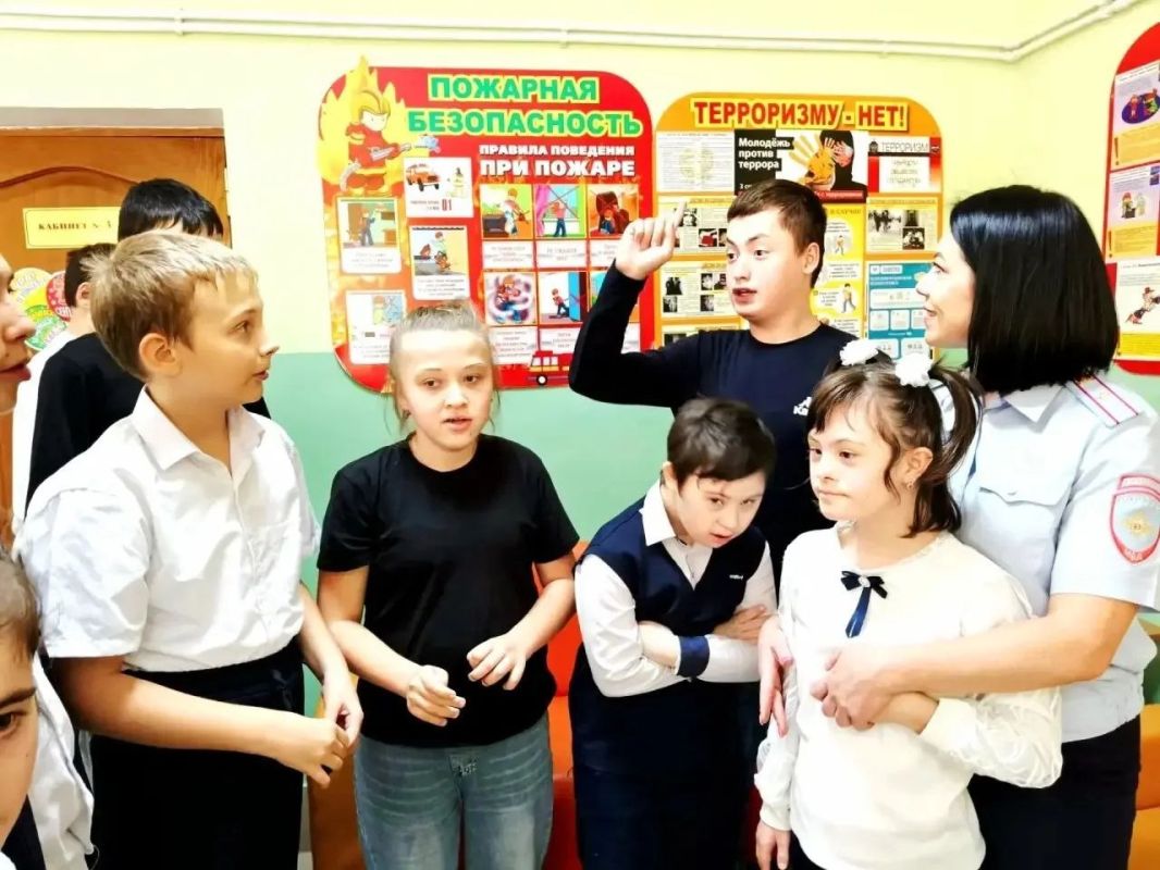 В рамках Всероссийской недели безопасности дорожного движения автоинспекторами Отдела МВД России по г. Черкесску была проведена профилактическая беседа по Правилам дорожного движения с учащимися коррекционной школы г.... В рамках Всероссийской недели безопасности дорожного движения автоинспекторами Отдела МВД России по г. Черкесску была проведена профилактическая беседа по Правилам дорожного движения с учащимися коррекционной школы г....