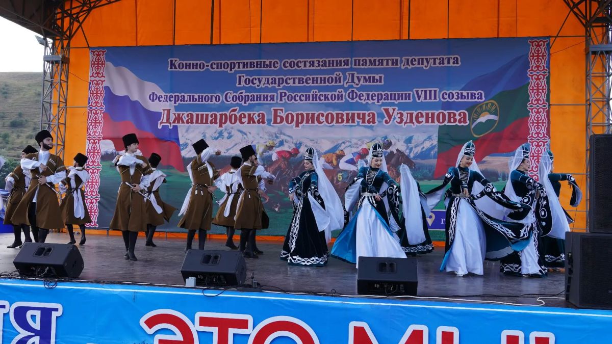 На ипподроме г. Усть-Джегуты состоялись уже ставшие традиционными конноспортивные состязания, посвященные памяти Джашарбека Борисовича Узденова, нашего земляка, прошедшего путь от работника колхоза «Октябрь» до депутата... На ипподроме г. Усть-Джегуты состоялись уже ставшие традиционными конноспортивные состязания, посвященные памяти Джашарбека Борисовича Узденова, нашего земляка, прошедшего путь от работника колхоза «Октябрь» до депутата...