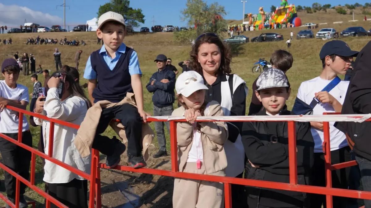 Рашид Темрезов: Сегодня на ипподроме города Усть-Джегуты прошли открытые конноспортивные соревнования, посвящённые памяти депутата Государственной Думы Федерального Собрания Российской Федерации 8-го созыва Джашарбека... Рашид Темрезов: Сегодня на ипподроме города Усть-Джегуты прошли открытые конноспортивные соревнования, посвящённые памяти депутата Государственной Думы Федерального Собрания Российской Федерации 8-го созыва Джашарбека...