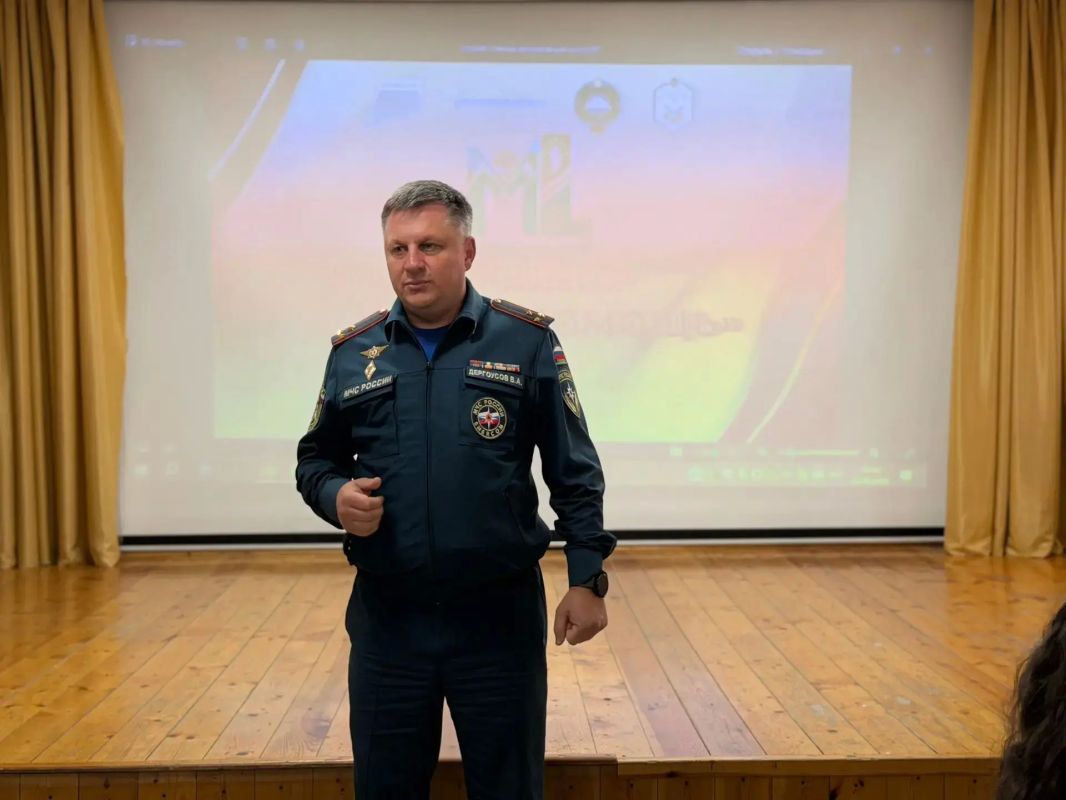 Сотрудники МЧС России провели мастер-класс для школьников Абазинского района Сотрудники МЧС России провели мастер-класс для школьников Абазинского района