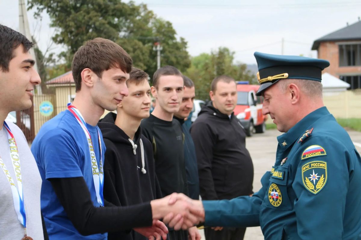 Хорошие результаты огнеборцы показали и в таких этапах, как боевое развертывание и преодоление 100-метровой полосы с препятствиями, которые стали не менее зрелищными Хорошие результаты огнеборцы показали и в таких этапах, как боевое развертывание и преодоление 100-метровой полосы с препятствиями, которые стали не менее зрелищными