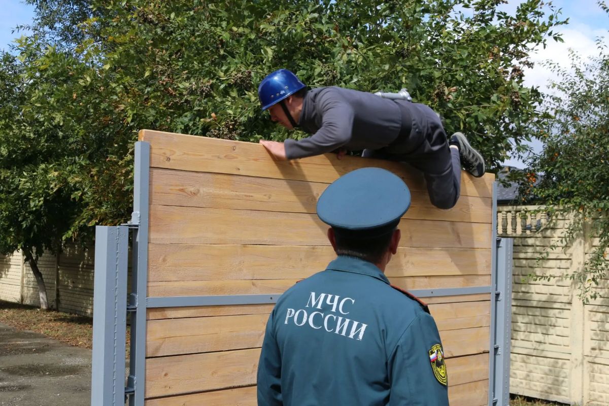 В Черкесске прошли соревнования по пожарно-спасательному спорту В Черкесске прошли соревнования по пожарно-спасательному спорту