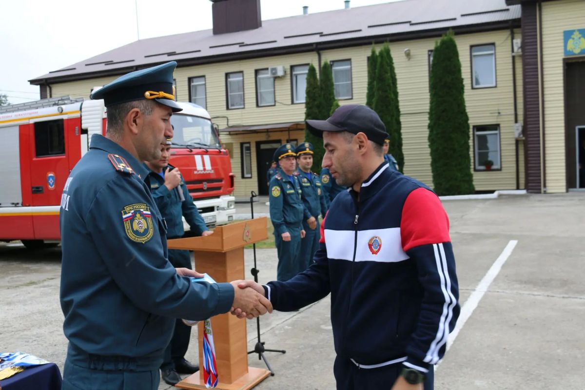 Хорошие результаты огнеборцы показали и в таких этапах, как боевое развертывание и преодоление 100-метровой полосы с препятствиями, которые стали не менее зрелищными Хорошие результаты огнеборцы показали и в таких этапах, как боевое развертывание и преодоление 100-метровой полосы с препятствиями, которые стали не менее зрелищными