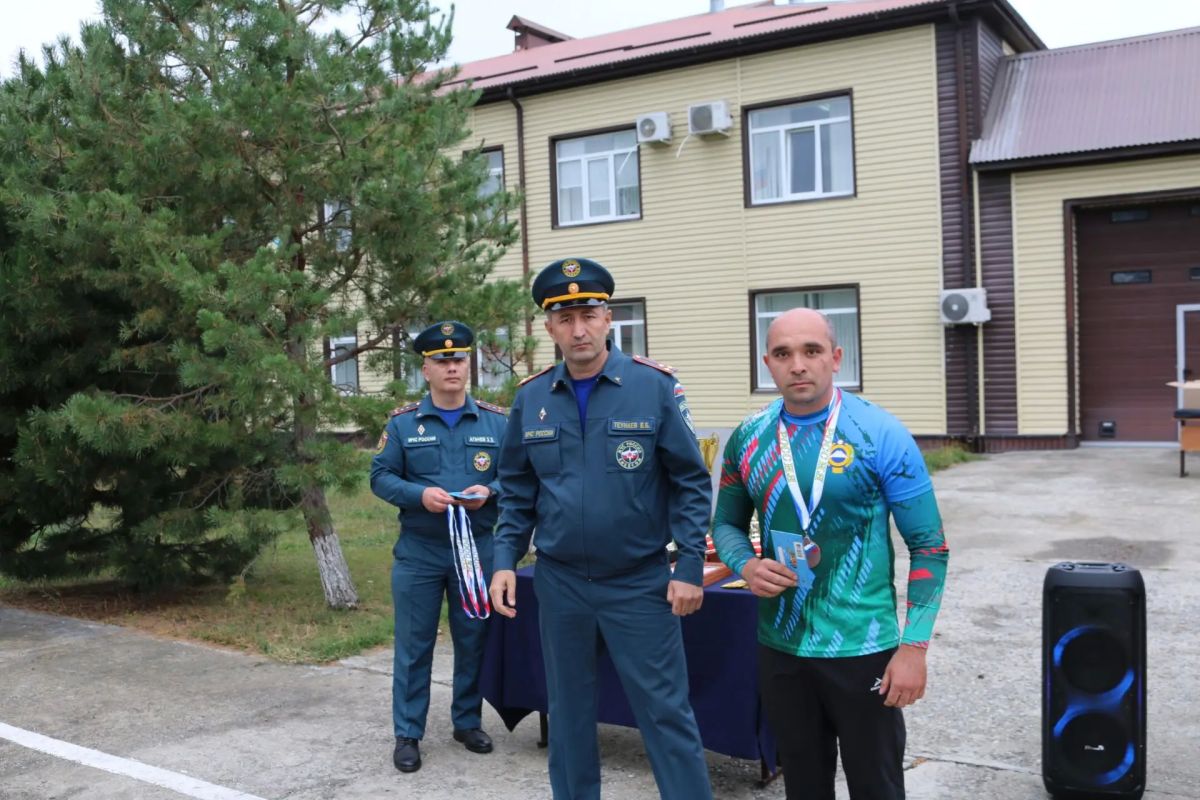 Хорошие результаты огнеборцы показали и в таких этапах, как боевое развертывание и преодоление 100-метровой полосы с препятствиями, которые стали не менее зрелищными Хорошие результаты огнеборцы показали и в таких этапах, как боевое развертывание и преодоление 100-метровой полосы с препятствиями, которые стали не менее зрелищными