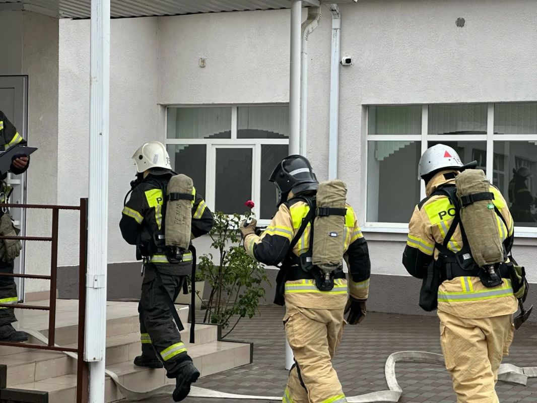 Огнеборцы Хабезского района совершенствуют навыки тушения пожаров на объектах образования Огнеборцы Хабезского района совершенствуют навыки тушения пожаров на объектах образования