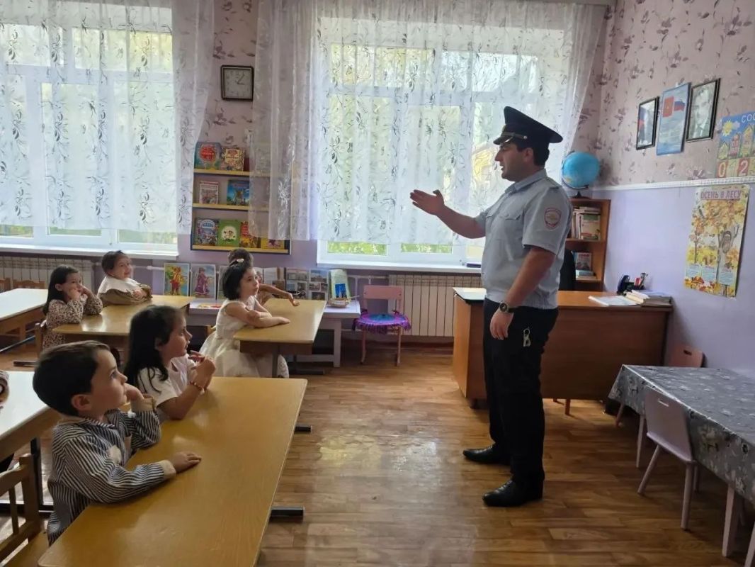 Инспектор по пропаганде безопасности дорожного движения ОГИБДД Межмуниципального отдела МВД России «Карачаевский» провел профилактическую беседу с воспитанниками МБОУ «Детский сад «ВИКИ» г. Карачаевска Инспектор по пропаганде безопасности дорожного движения ОГИБДД Межмуниципального отдела МВД России «Карачаевский» провел профилактическую беседу с воспитанниками МБОУ «Детский сад «ВИКИ» г. Карачаевска